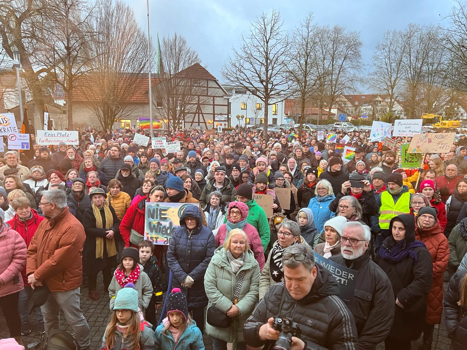 Viele Teilnehmende bei einer Demonstration in Delbrück